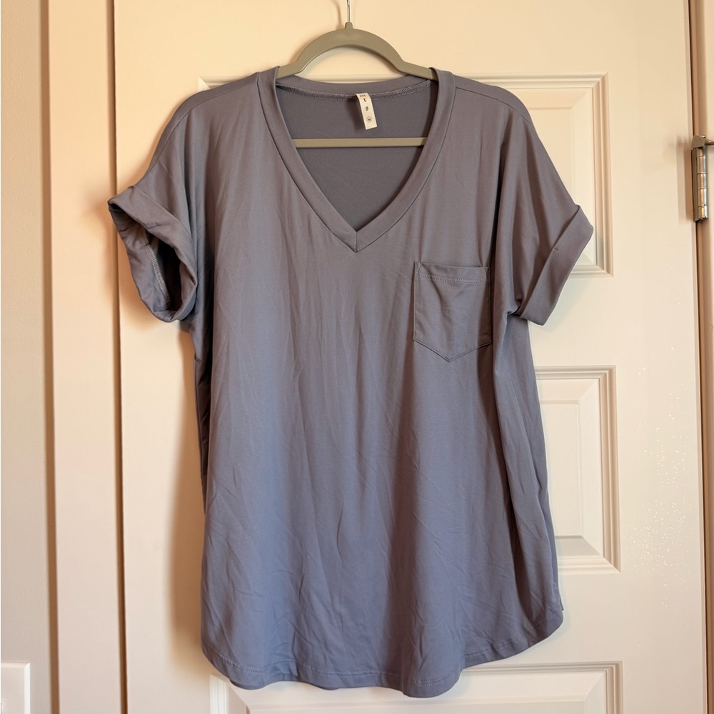 Never worn. V-Neck Pocket Tee in Dusty purple. Medium.
